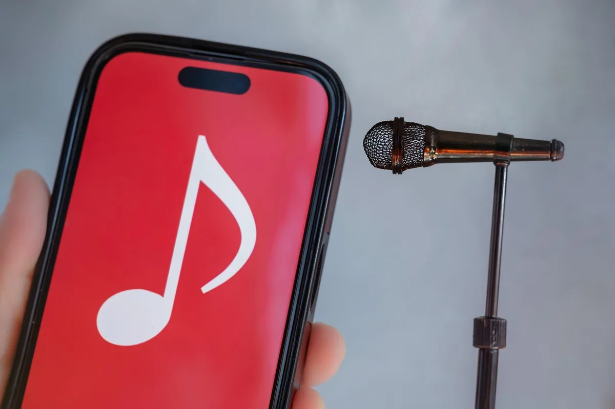 Écran de téléphone montrant les autorisations demandées par une application