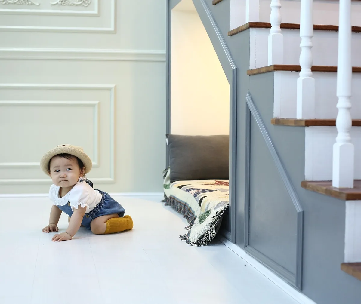 Vêtements de bébé pliés pour la sortie de maternité dans la journée