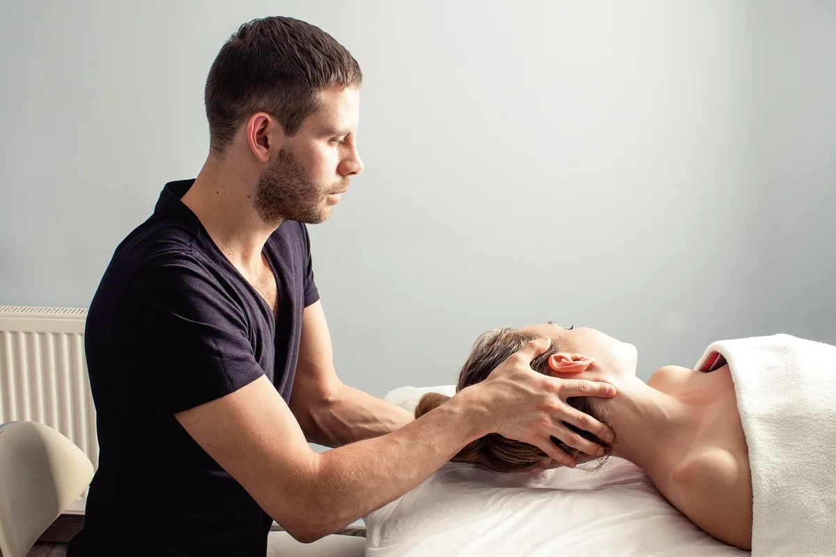 Consultation orthophoniste avec enfant et jeux d'évaluation sur une table