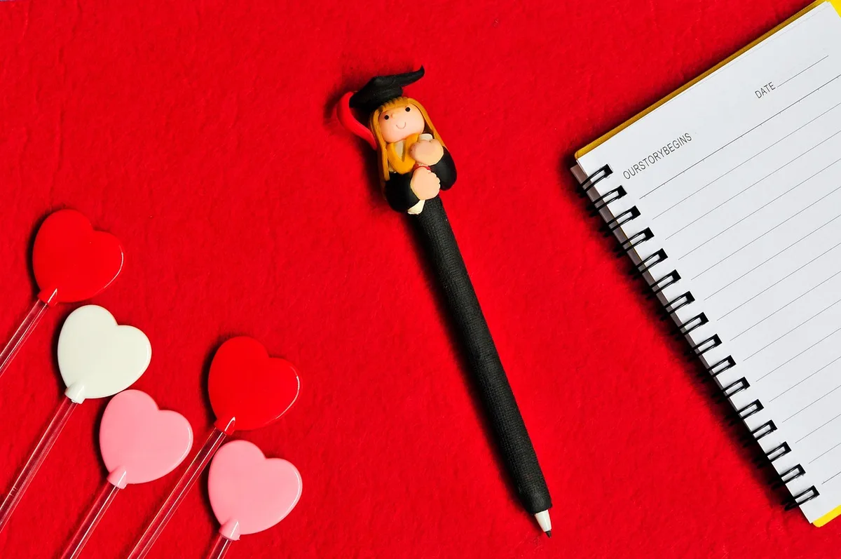 Carnet et stylo avec une check‑list pour noter l'heure et les symptômes avant d'appeler la maternité