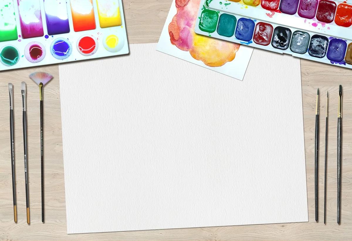Palette de vêtements neutres disposés à plat montrant beige, bleu marine et gris