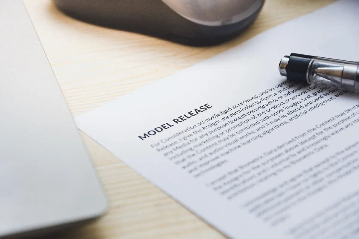 Dossier d'inscription avec justificatifs posés sur une table