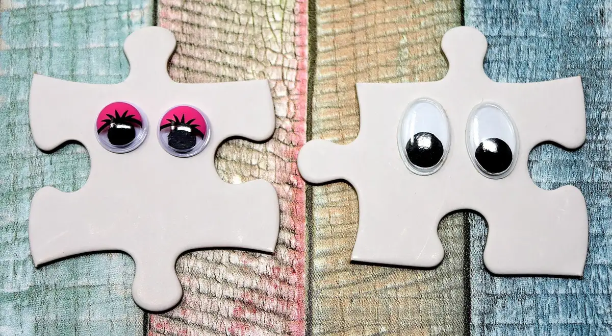 Mains d'enfant manipulant un puzzle à larges pièces