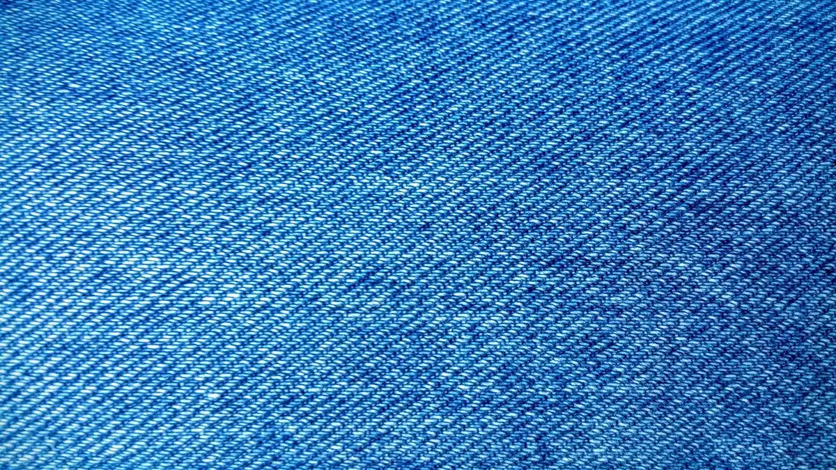 Pyjamas en coton posé sur un lit, mettant en avant la fibre naturelle
