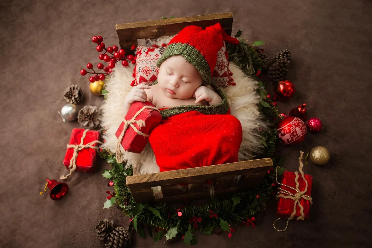 Vêtements bébé en couches posés sur un sac à dos en plein jour
