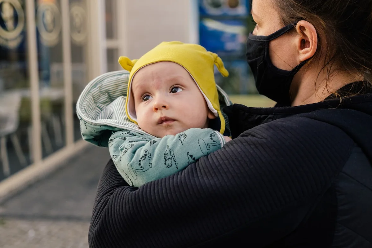 Parent créant un coin calme pour l'enfant
