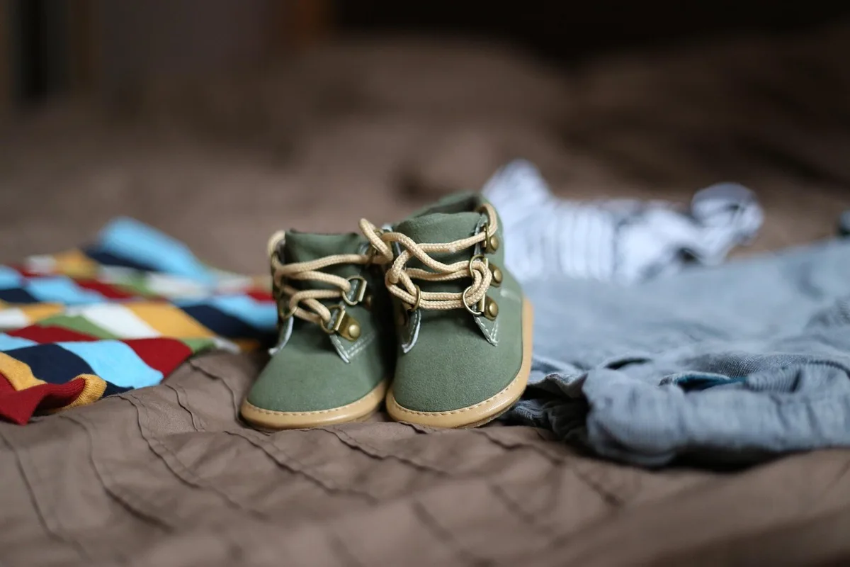 Exemples de tissus légers pour bébé : coton et polaire pliés