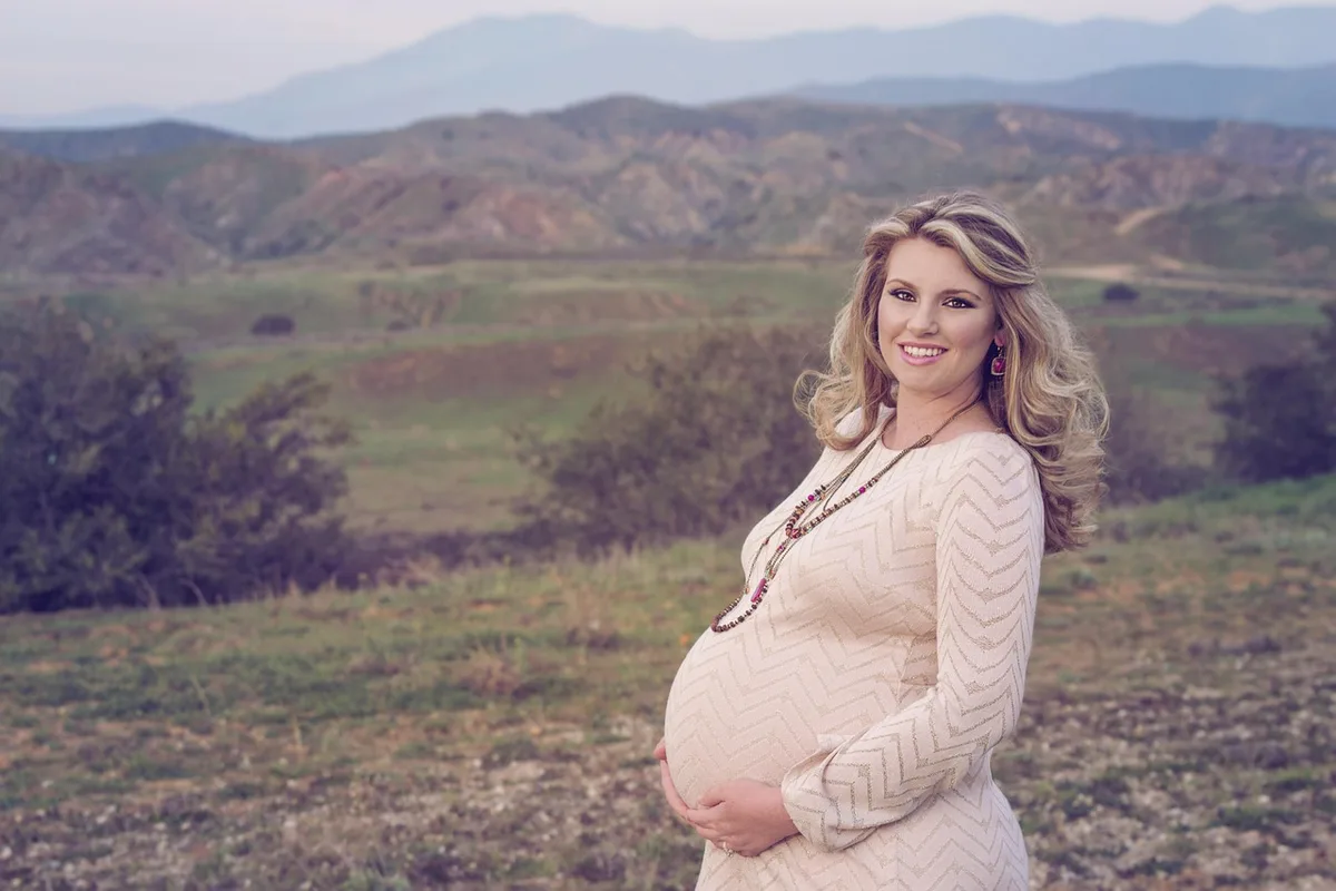 Ventre de femme enceinte montrant des mouvements fœtaux ressentis