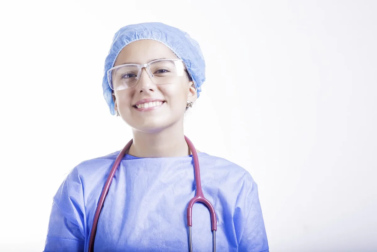 Femme enceinte en consultation médicale avec un professionnel de santé