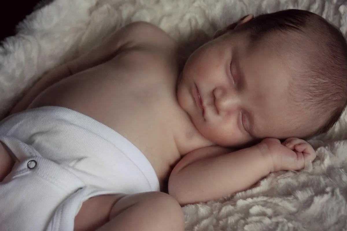 Thermostat et chambre d'enfant indiquant une température confortable pour dormir