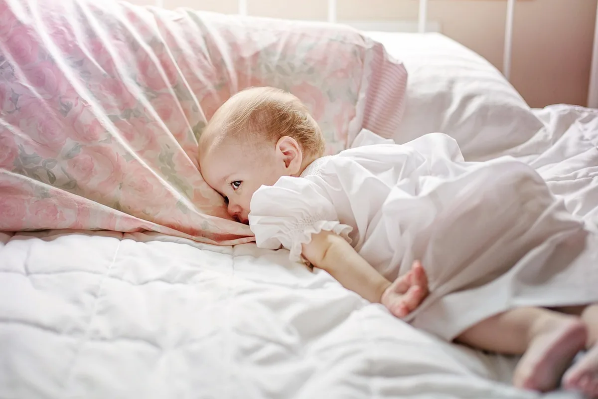 Parent lisant une histoire à un enfant assis sur le lit avant le coucher