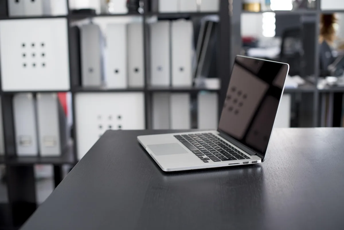 Formulaire de contact imprimé et stylo sur un bureau