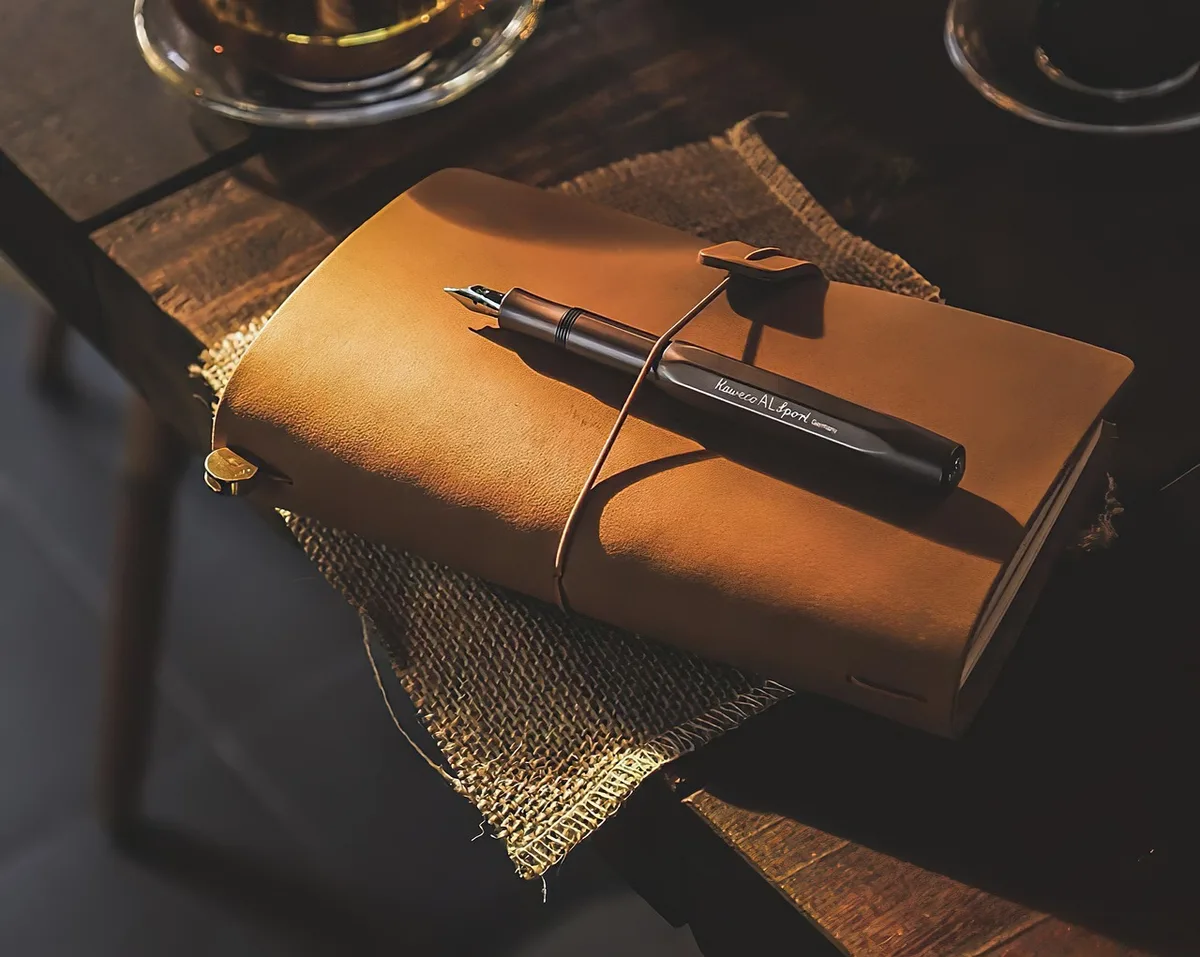 Parents consultant un livre pratique sur une table, carnet et stylo à côté