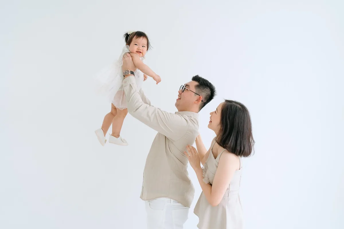 Parent lisant un album illustré à un jeune enfant