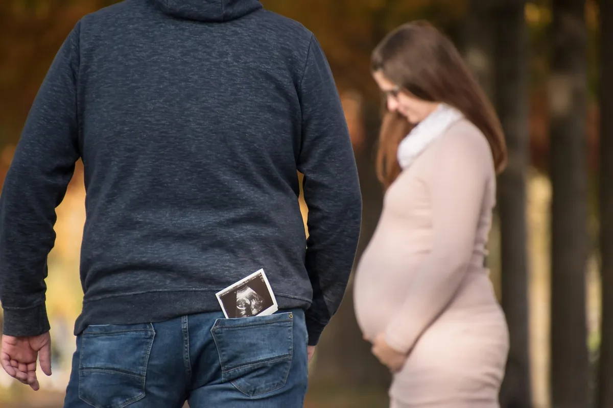 Sonde d'échographie abdominale posée sur un drap avec gel à côté