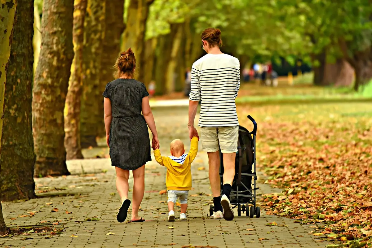 Main d'un parent montrant du doigt tandis qu'un enfant écoute attentivement