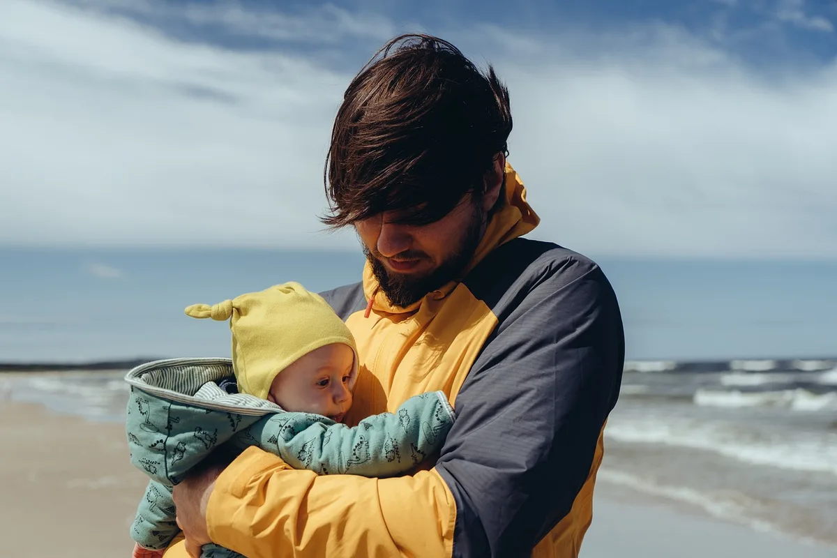 Parent et enfant lisant un livre éducatif sur les parties du corps