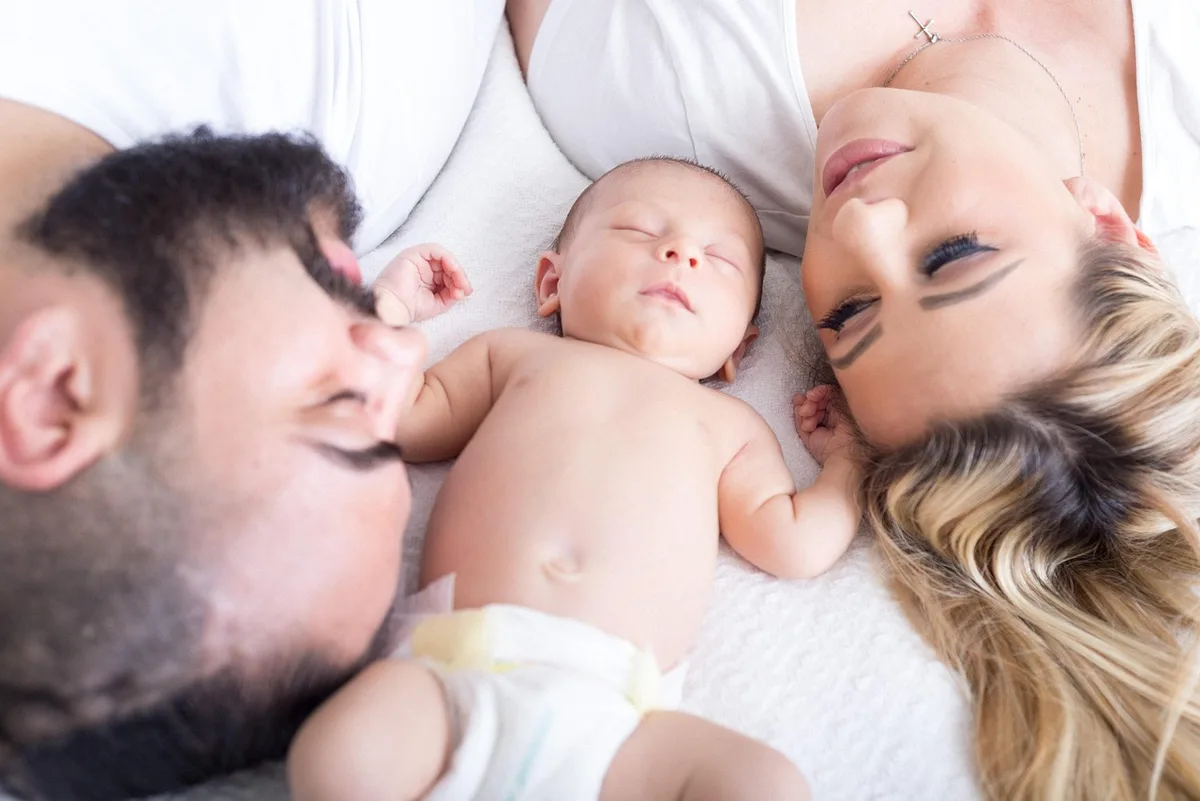 Parent et enfant écrivant une liste de personnes de confiance sur une table