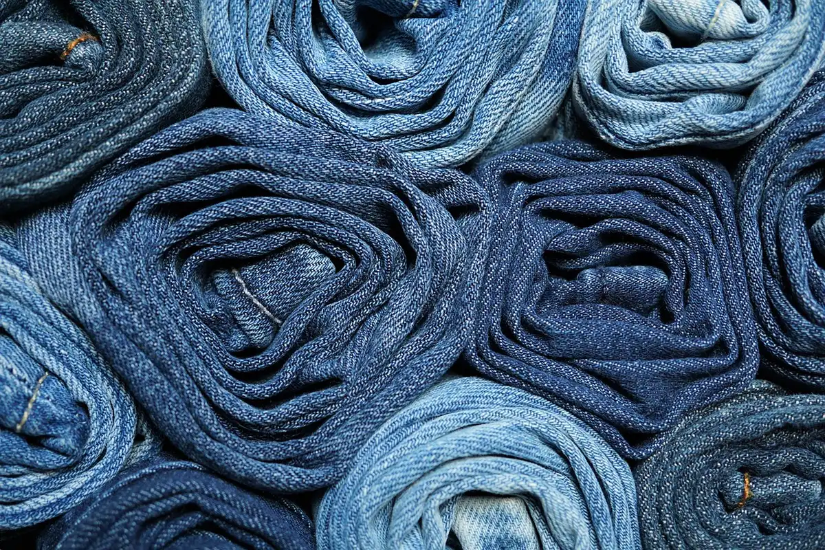 Enfant touchant un tissu doux, montrant une réaction sensorielle