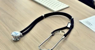 Consultation prénatale en journée avec dossier médical et stéthoscope sur un bureau
