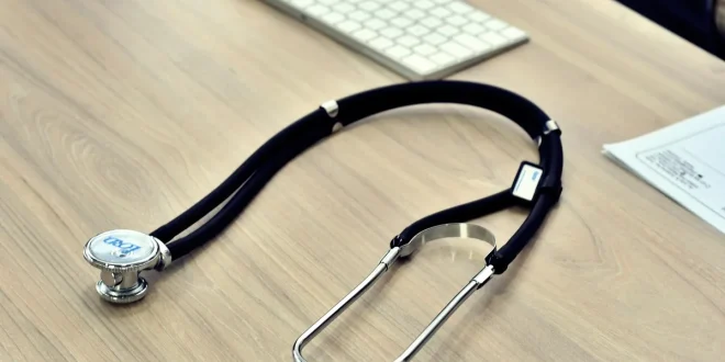 Consultation prénatale en journée avec dossier médical et stéthoscope sur un bureau