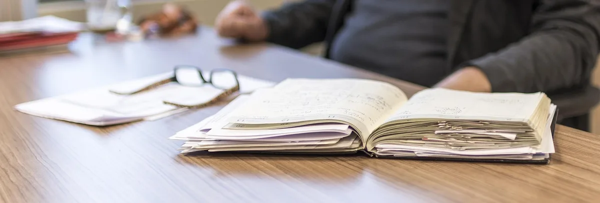 Bureau avec calendrier et papiers administratifs pour déclaration IEF