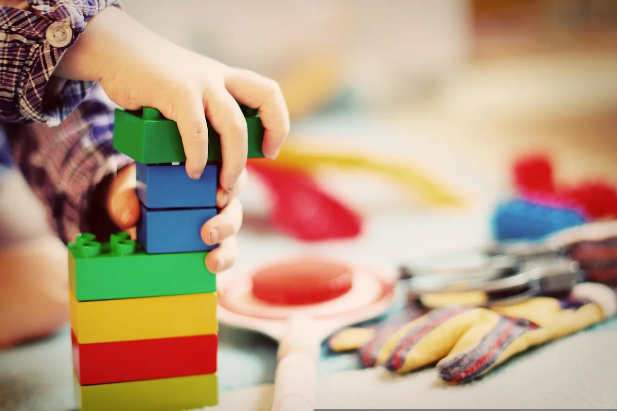 Parent et enfant travaillant ensemble avec jeux éducatifs à la maison
