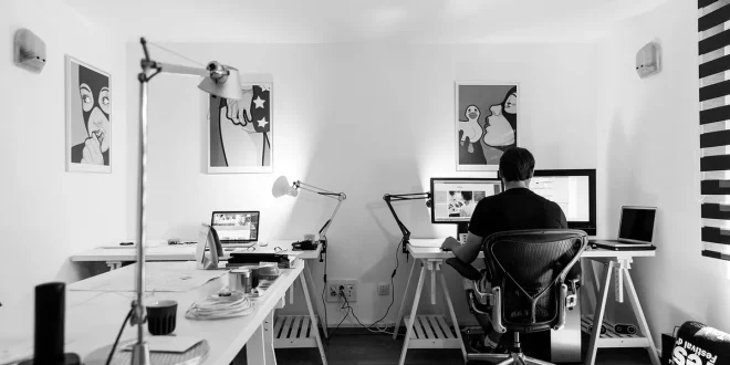 Bureau en journée avec ordinateur portable, documents légaux et une main indiquant un paragraphe