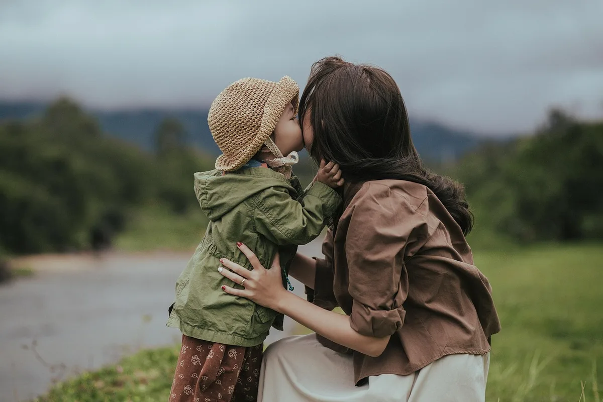 Parent et enfant réalisant une tâche pratique à la maison, verser de l'eau