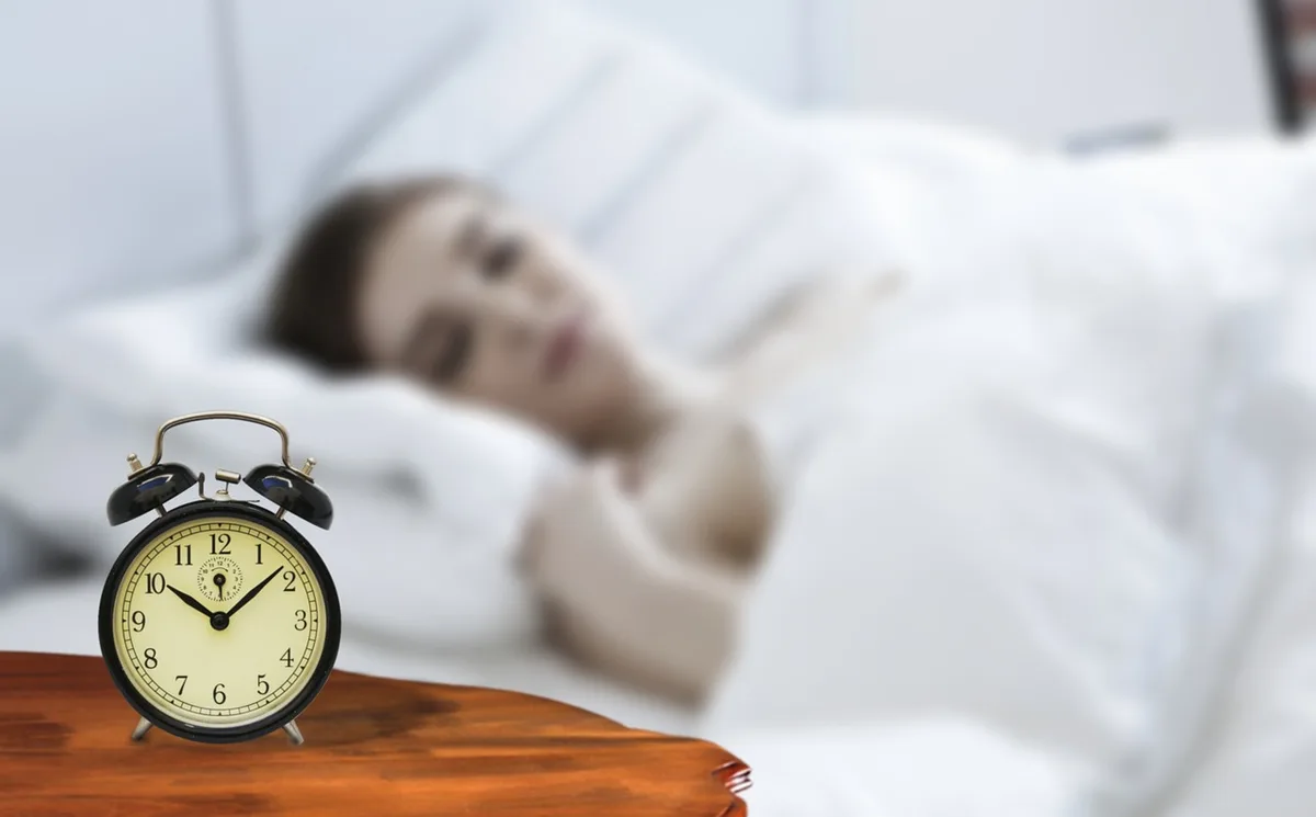 Femme enceinte dormant sur le côté avec un coussin entre les genoux