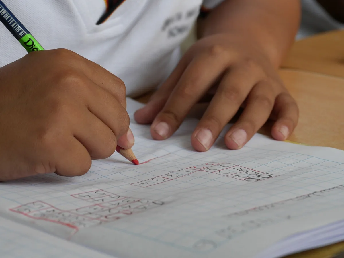 Bureau épuré face à un mur, espace de travail pour les devoirs