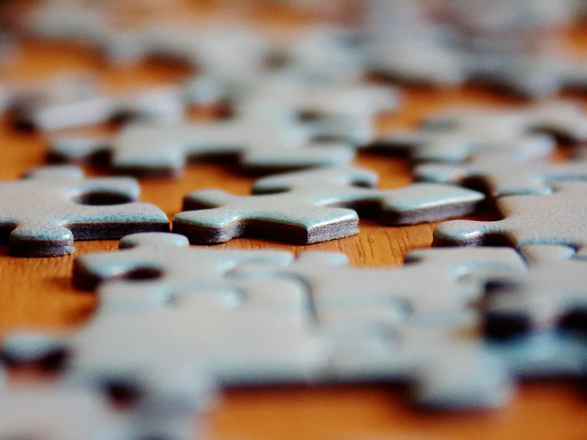 Enfants jouant à un puzzle pour entraîner l'attention